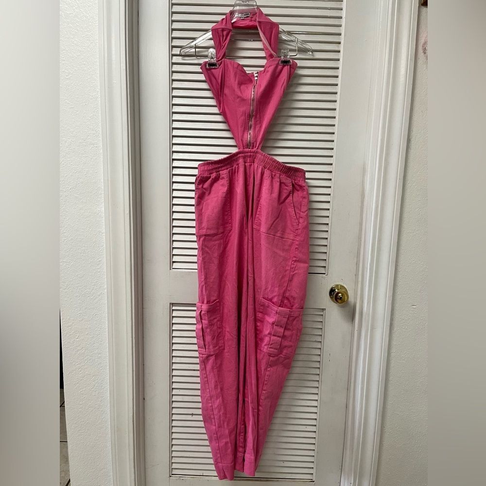 FASHION NOVA XL
cargo pants BACKLESS jumpsuit
Pink wide leg
Elastic waist
15 w - Picture 2 of 3